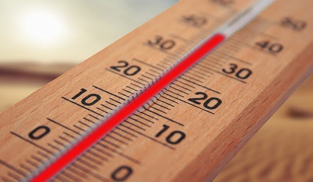 termómetro mostrando altas temperaturas